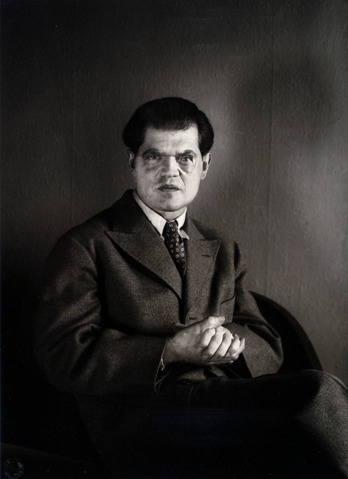The Dadaist Raoul Hausmann, Sitting