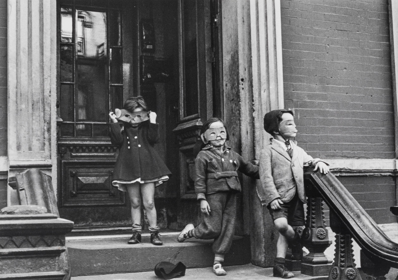 New York [Three kids with masks on stoop]